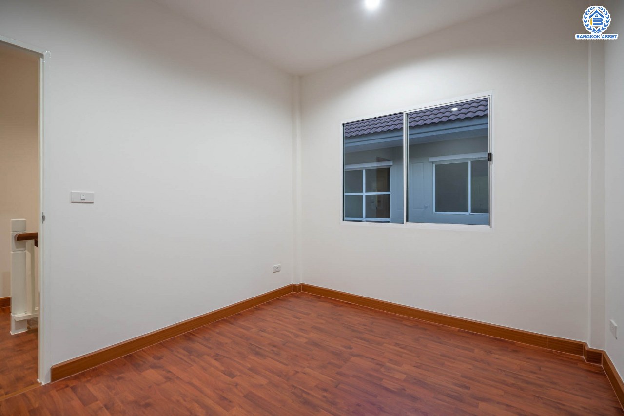 บ้านมือสองตกแต่งใหม่ แบรนด์ Property Perfect ม.เพอร์เฟคพาร์ค วัดพระนอน เนื้อที่ 35.7 ตร.ว. บ้านแฝดฟังก์ชันระดับบ้านเดี่ยว! 3 ห้องนอน 2 ห้องน้ำ 1 ที่จอดรถ Private Zone พร้อม Facilities ครบครัน บนทำเลเชื่อมต่อถนนกาญจนาฯ ใกล้ทางด่วน ศรีรัช-วงแหวนฯ เซ็นทรัลเวสต์เกต และรถไฟฟ้าสายสีม่วง "สถานีตลาดบางใหญ่"